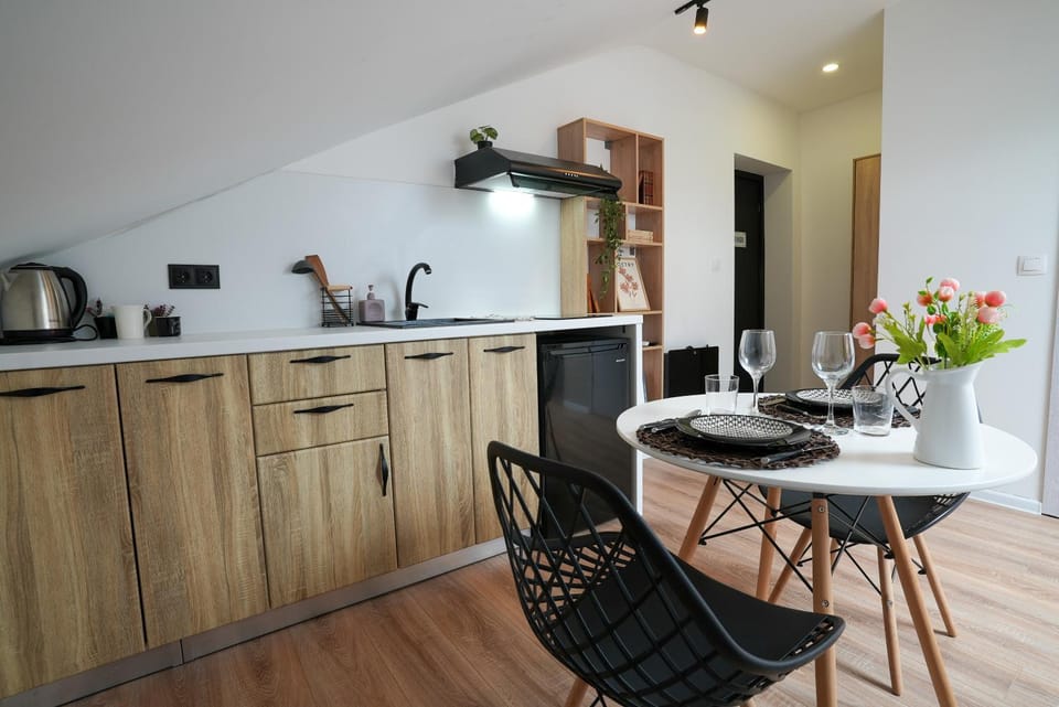 Coffee/tea facilities, Kitchen or kitchenette, stove