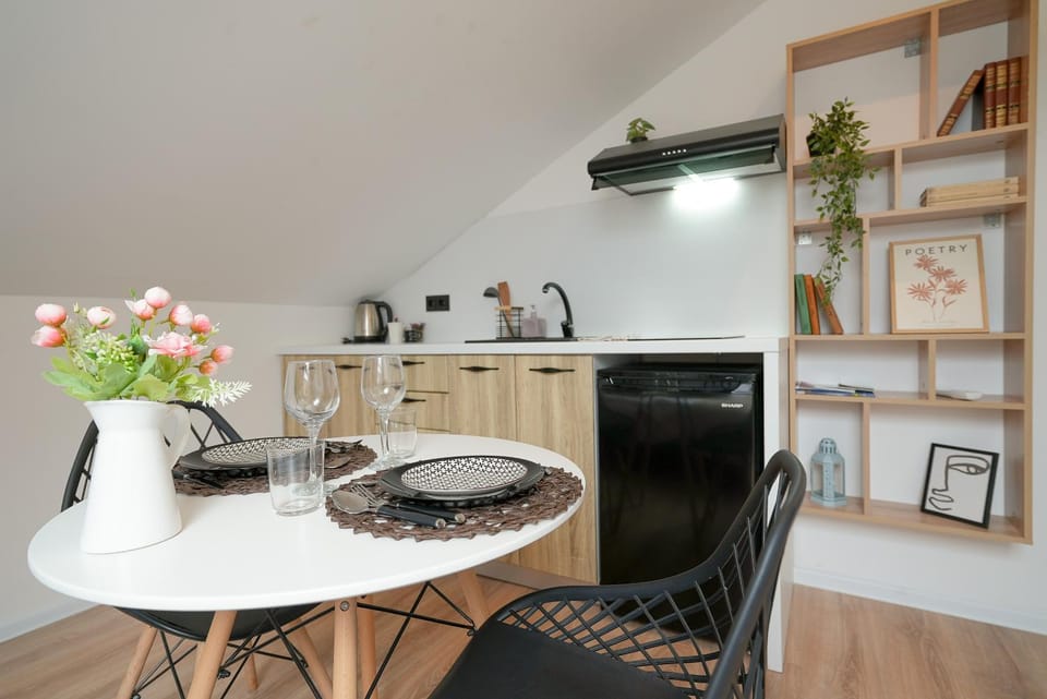 Seating area, Dining area, air conditioner