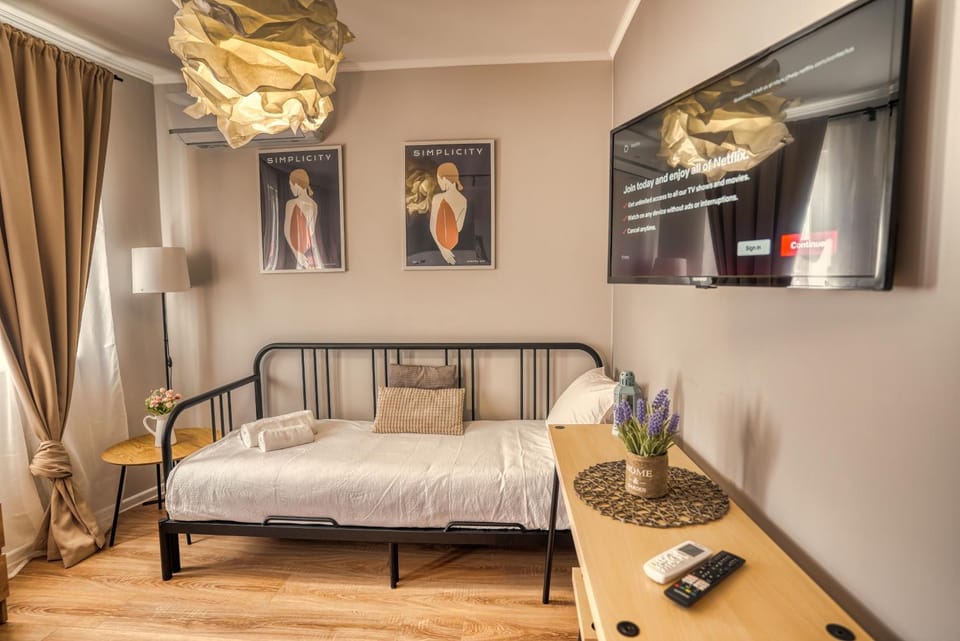 Bed, Living room