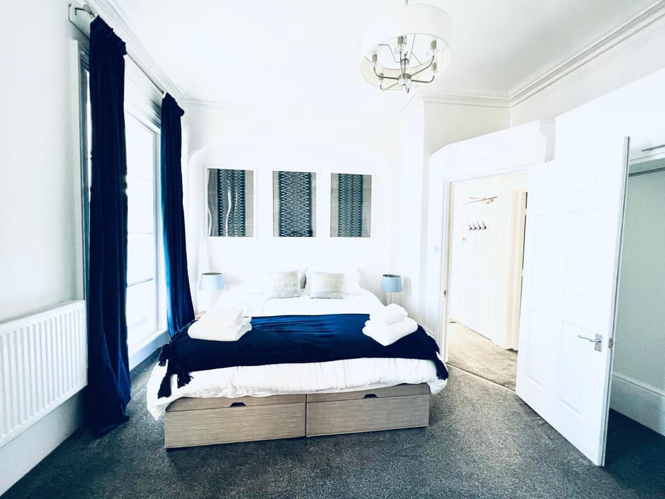 Flat 4 Marine Parade House, 1 East Cliff- Next to Dover Port, White Cliffs, Beach, Castle Apartment in Dover