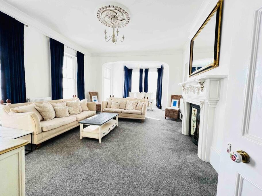 Living room, Seating area