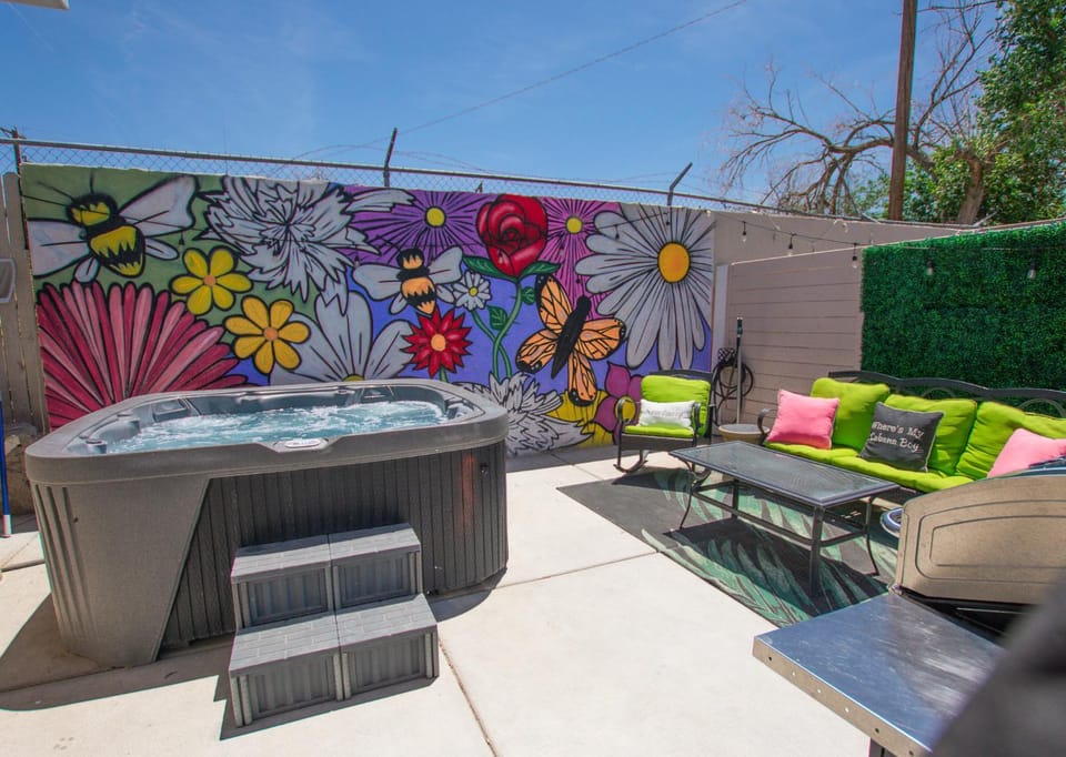 Bohemian ChiC SpaCation-Private HotTub-Close to Downtown-No Pet Fee! House in Albuquerque