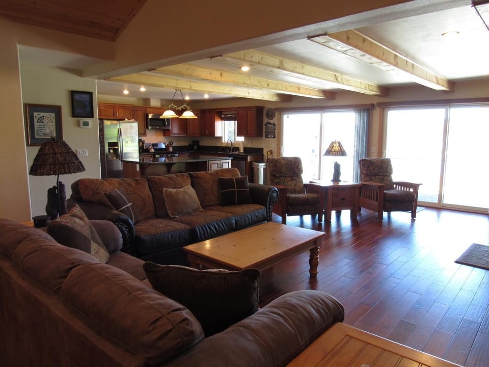 Kitchen or kitchenette, Living room, Seating area