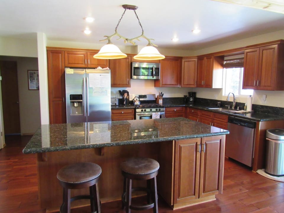 Kitchen or kitchenette, Dining area, dishwasher, oven, pet friendly, stove, toaster