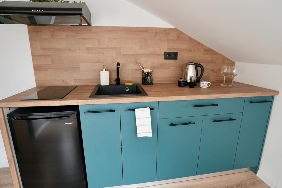 Coffee/tea facilities, Kitchen or kitchenette, stove
