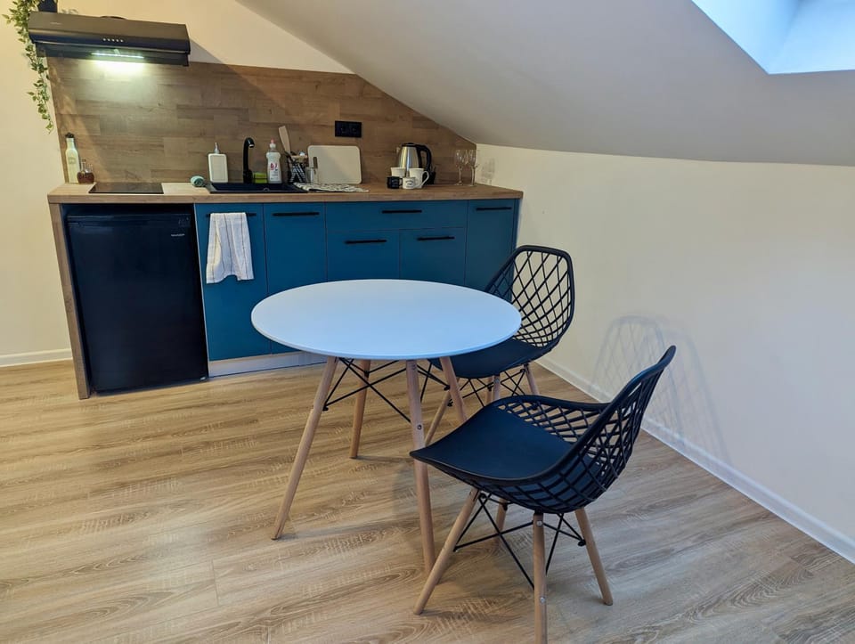 Coffee/tea facilities, Kitchen or kitchenette, Dining area
