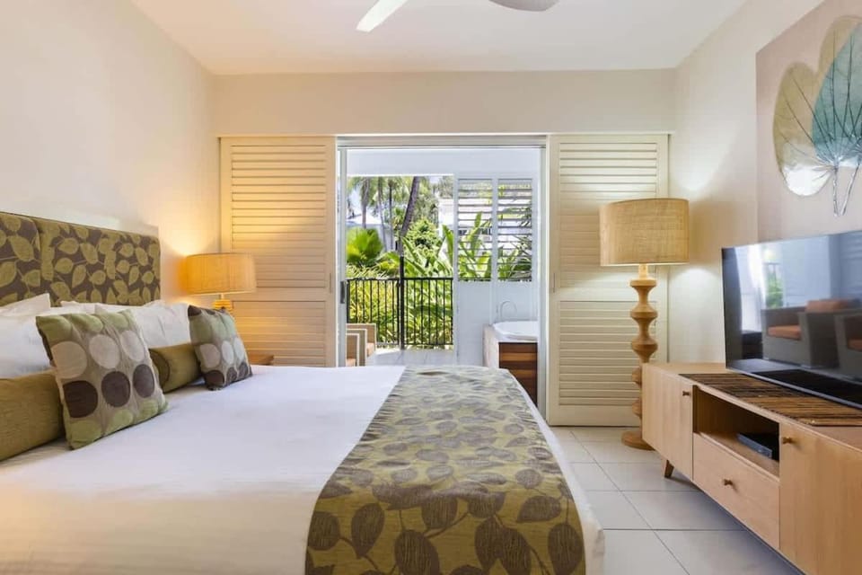 Lilac Suite—Chic Resort Living at The Beach Club Apartment in Palm Cove