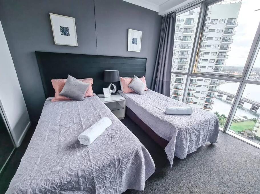 Chevron Renaissancë 2BR w/ Lovely Views Apartment in Surfers Paradise