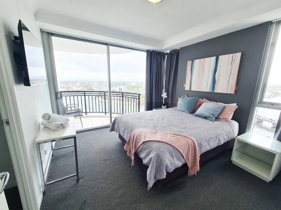 Chevron Renaissancë 2BR w/ Lovely Views Apartment in Surfers Paradise