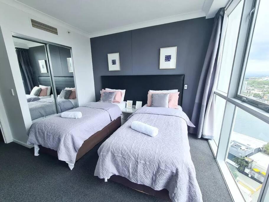 Chevron Renaissancë 2BR w/ Lovely Views Apartment in Surfers Paradise