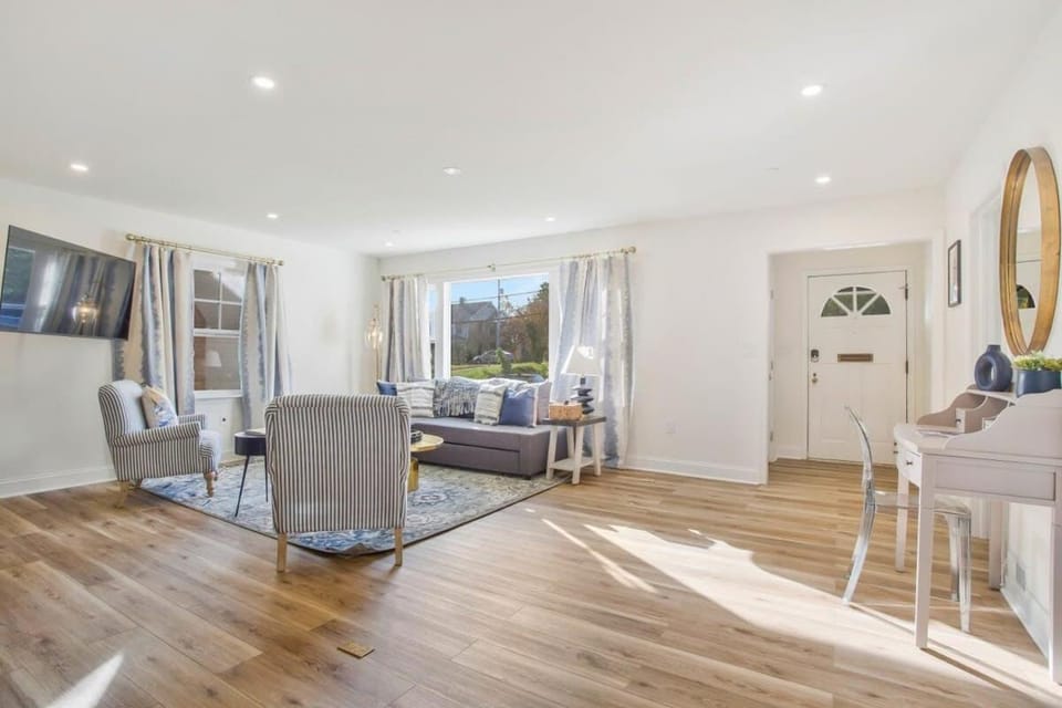 Stylish + fresh bungalow 2 blocks from N-MC Stadium House in Annapolis
