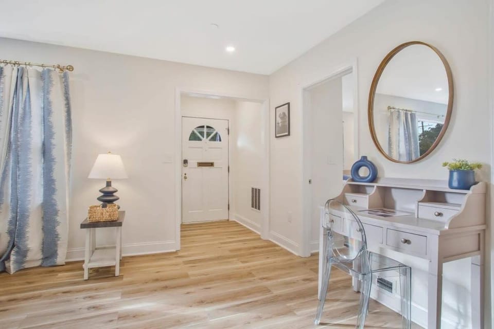 Stylish + fresh bungalow 2 blocks from N-MC Stadium House in Annapolis