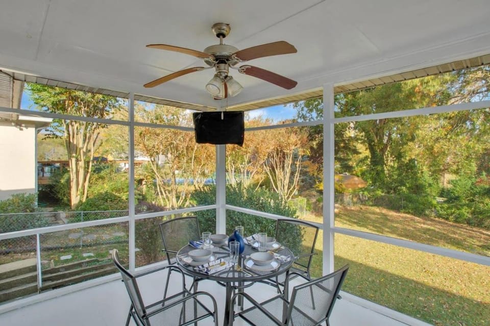 Stylish + fresh bungalow 2 blocks from N-MC Stadium House in Annapolis