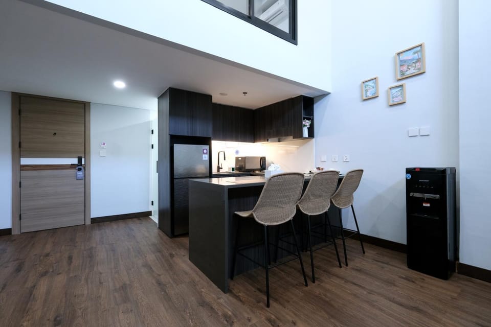 Kitchen or kitchenette, Dining area, minibar, oven, stove