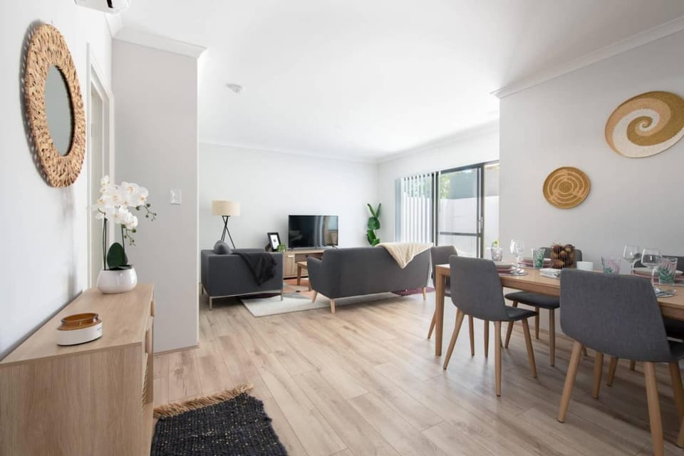 Photo of the whole room, Seating area