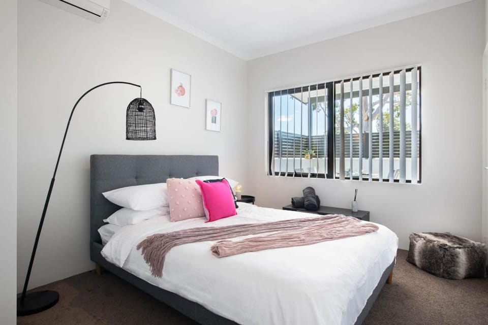 Bed, Photo of the whole room, Decorative detail