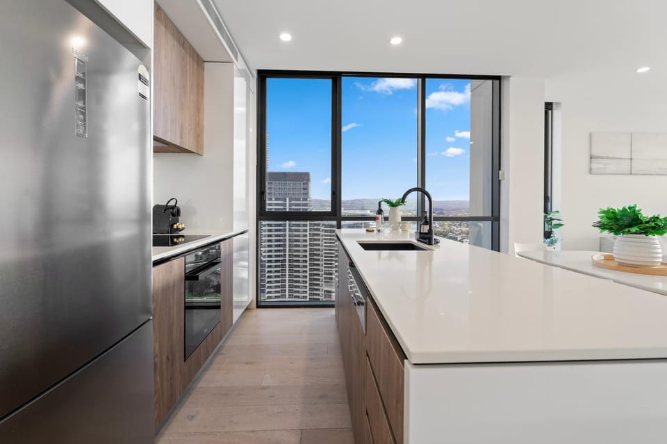 Kitchen or kitchenette, dishwasher, oven