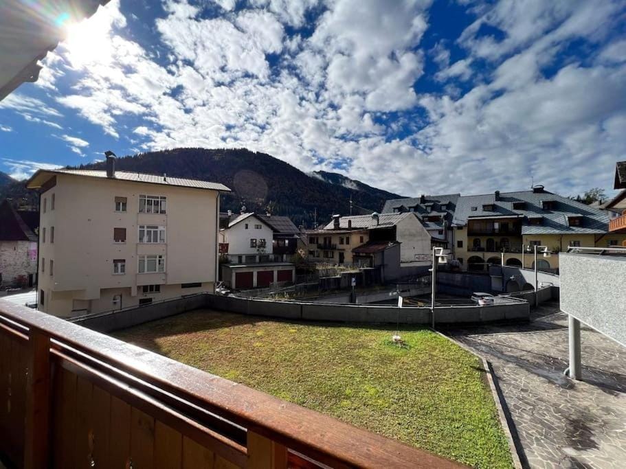 Neighbourhood, Mountain view, Street view