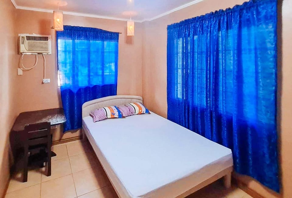 Photo of the whole room, air conditioner