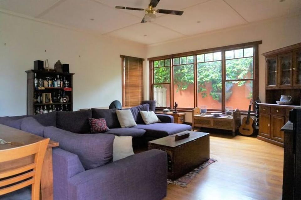 Contemporary & Elegant 1920's Period House by My Lodgingfy International House in Melbourne