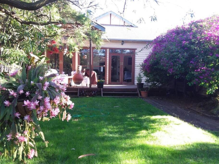 Contemporary & Elegant 1920's Period House by My Lodgingfy International House in Melbourne