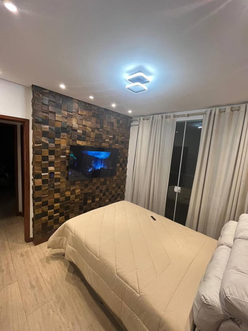 Bed, TV and multimedia, Bedroom
