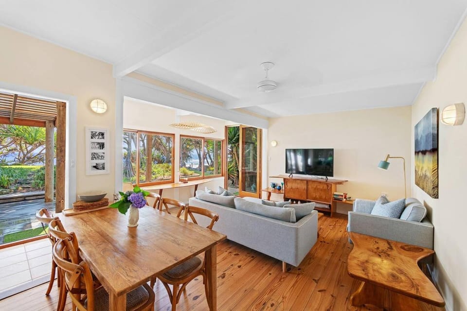 TV and multimedia, Living room, Seating area, Dining area