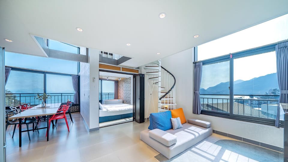 Bed, Living room, Photo of the whole room, Seating area, Bedroom, air conditioner