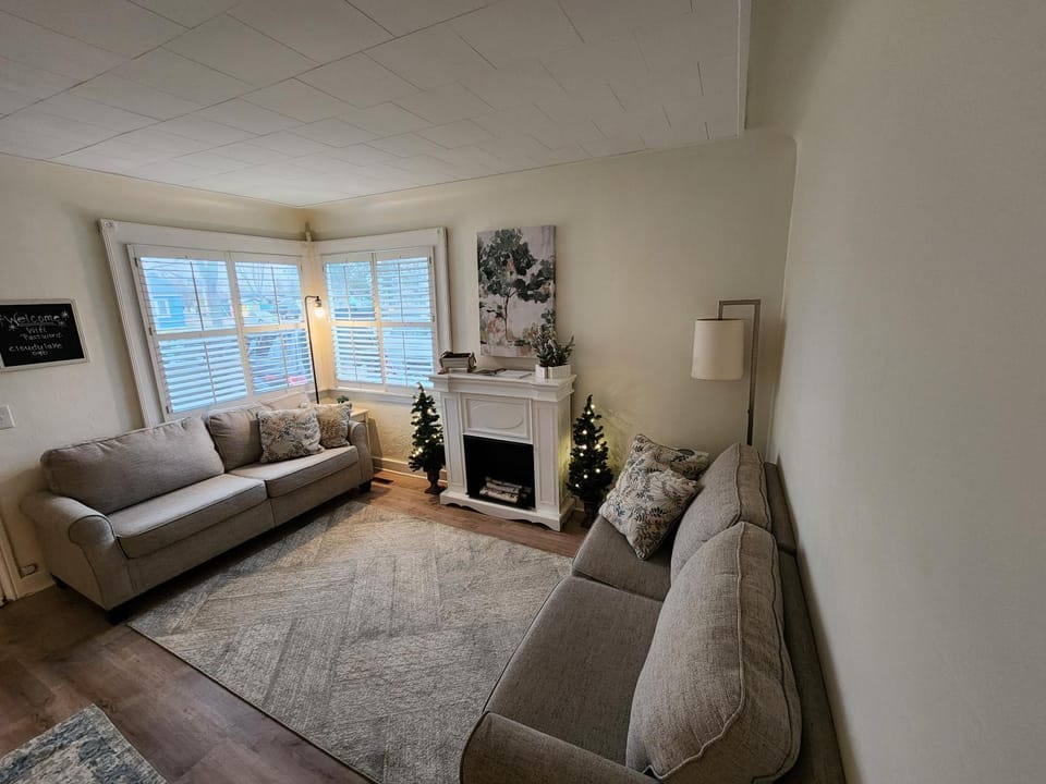 Cozy Neutral Farmhouse, Coffee provided, Relaxation optional House in Norton Shores