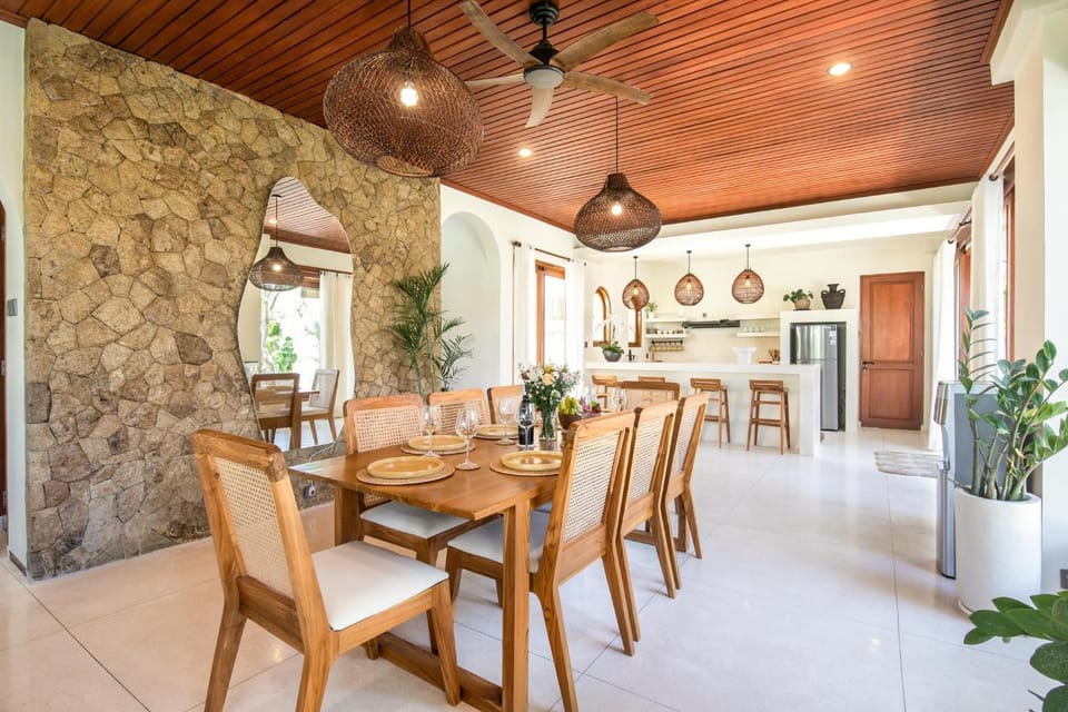 Luxury 4BR Haven, 3min to Canggu's Beach Elegance House in North Kuta