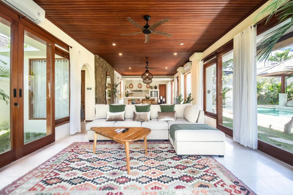 Luxury 4BR Haven, 3min to Canggu's Beach Elegance House in North Kuta