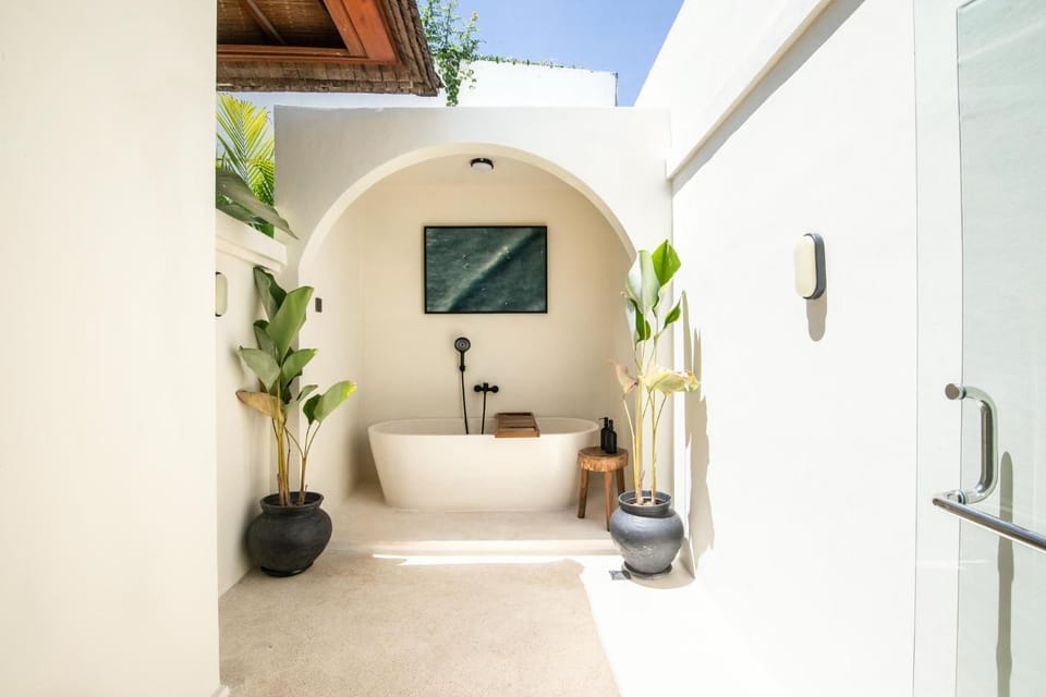 Luxury 4BR Haven, 3min to Canggu's Beach Elegance House in North Kuta