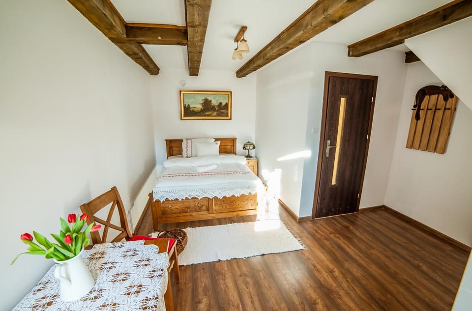 Bed, Decorative detail, Bedroom, Area and facilities