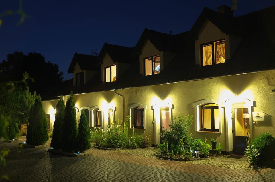 Property building, People, Floor plan, On site, Guests