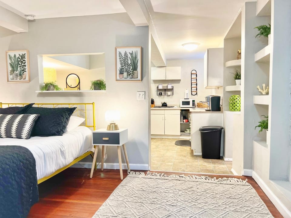 Urban Oasis near the Zoo A Central Studio for 2 Apartment in San Diego