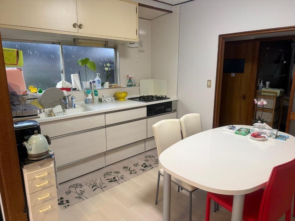 Kitchen or kitchenette, Dining area, stove