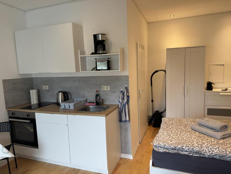 Bed, Coffee/tea facilities, Kitchen or kitchenette, Photo of the whole room, oven, stove, toaster, wardrobe