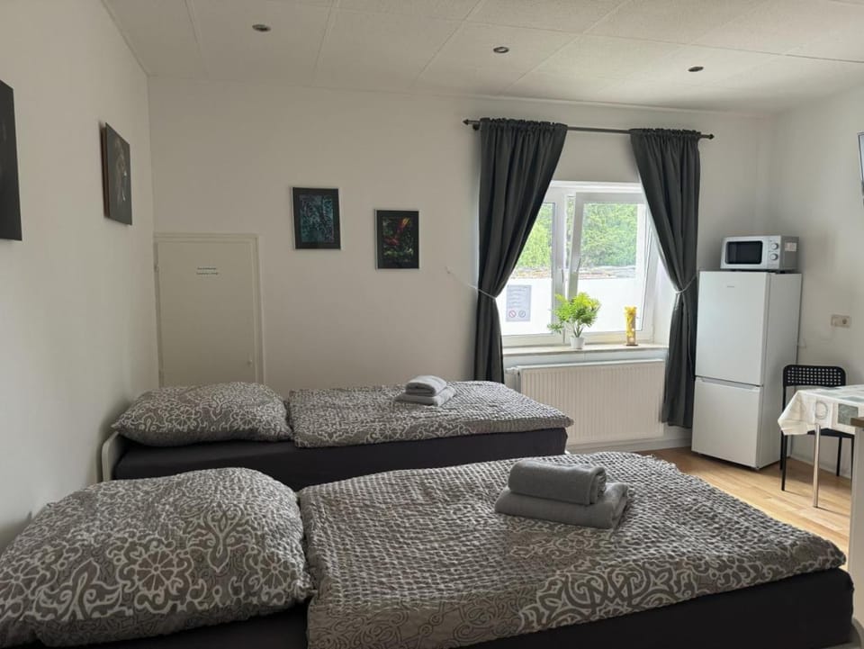 Bed, Kitchen or kitchenette, Photo of the whole room, Seating area, Bedroom, towels