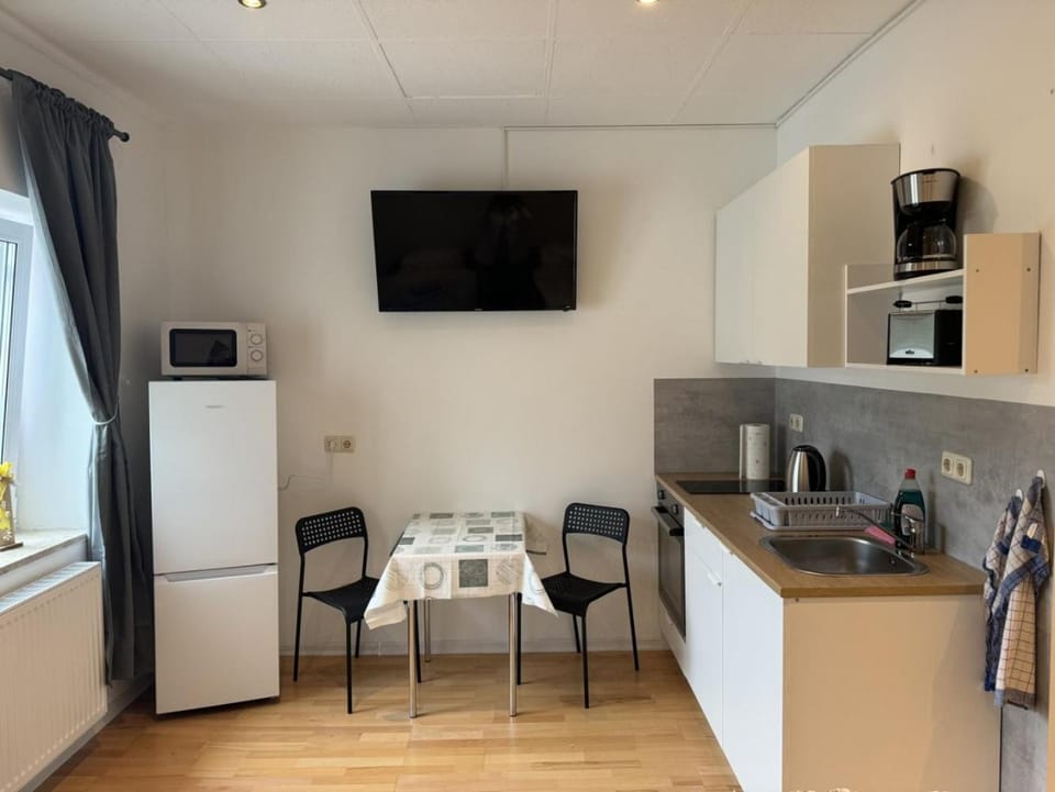 TV and multimedia, Coffee/tea facilities, Kitchen or kitchenette, Dining area, oven, stove, toaster