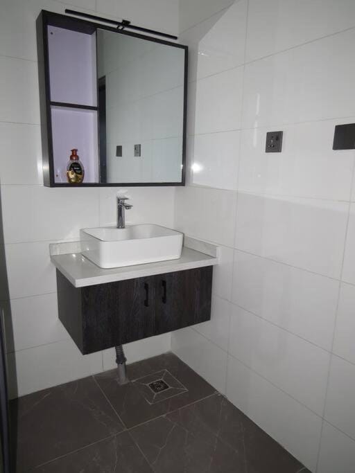 3 Bedroom Luxury Apartment-Airport Pick Up Available Apartment in Nairobi County