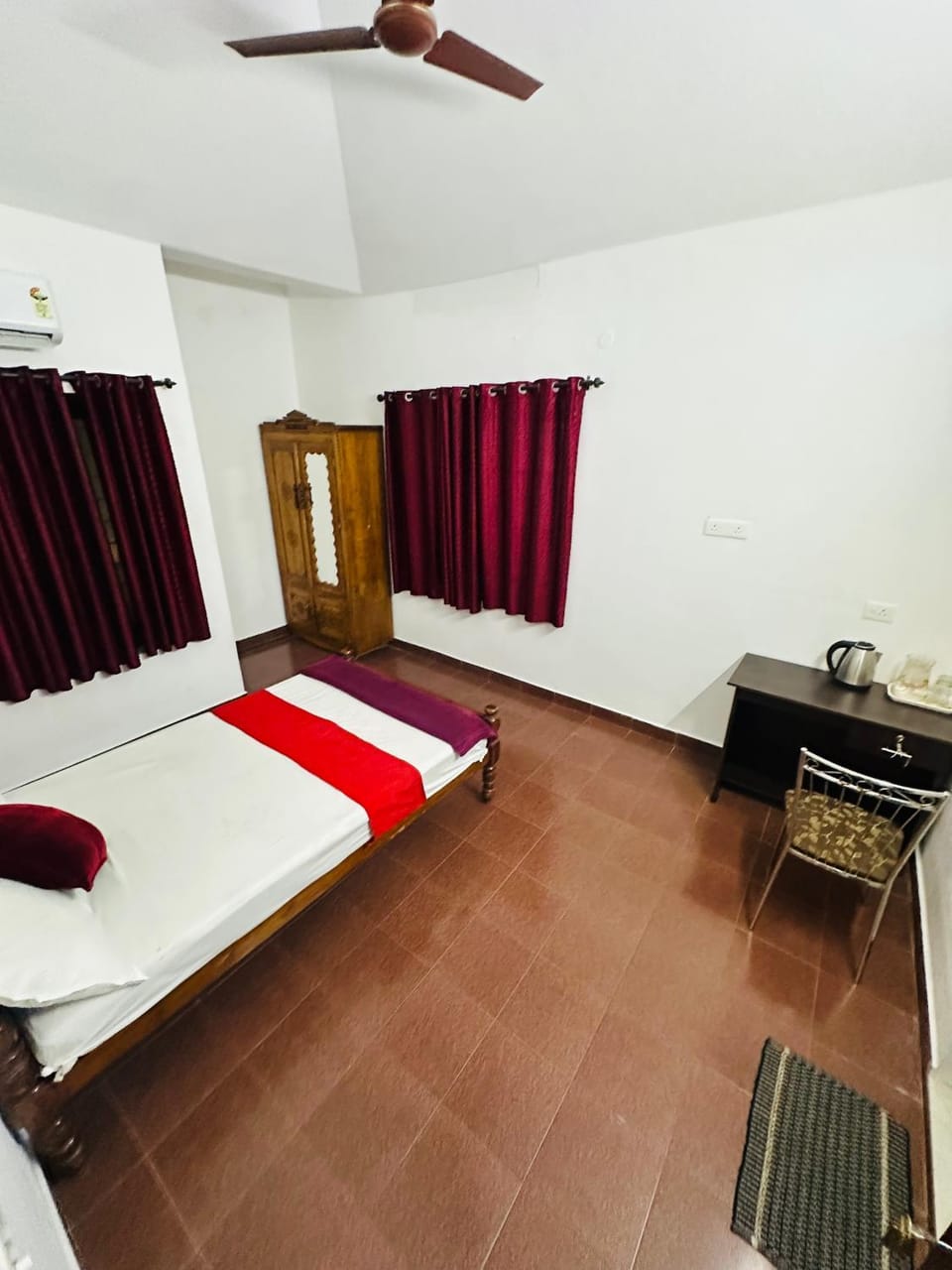 Bed, Photo of the whole room, Bedroom