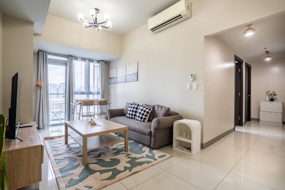 2BR 2TB Uptown Parksuites BGC Balcony,fast WiFi,Washer Apartment in Makati