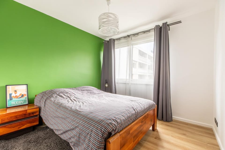 Bed, TV and multimedia, Photo of the whole room, Bedroom