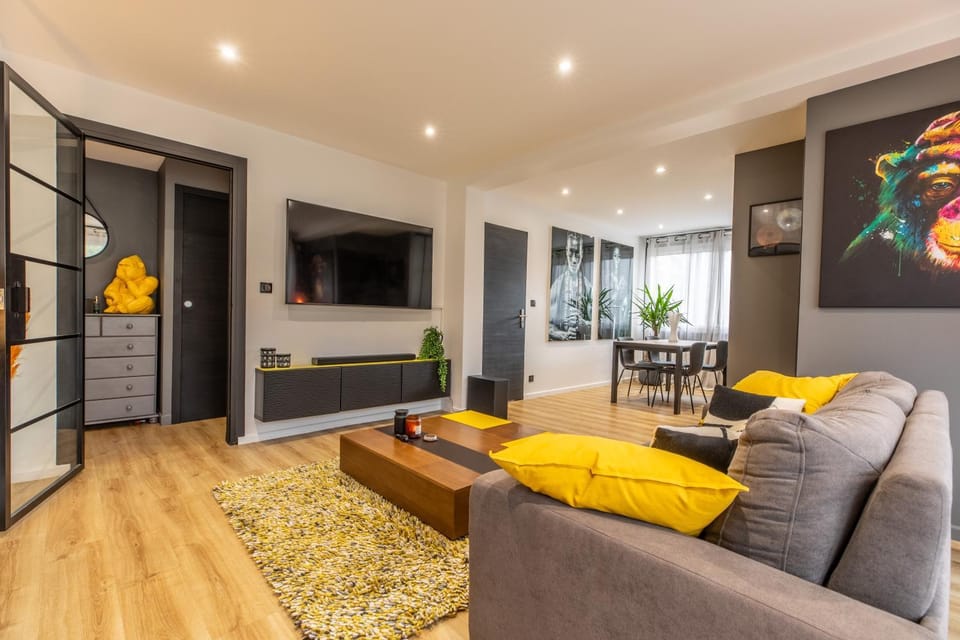 TV and multimedia, Kitchen or kitchenette, Living room, Seating area