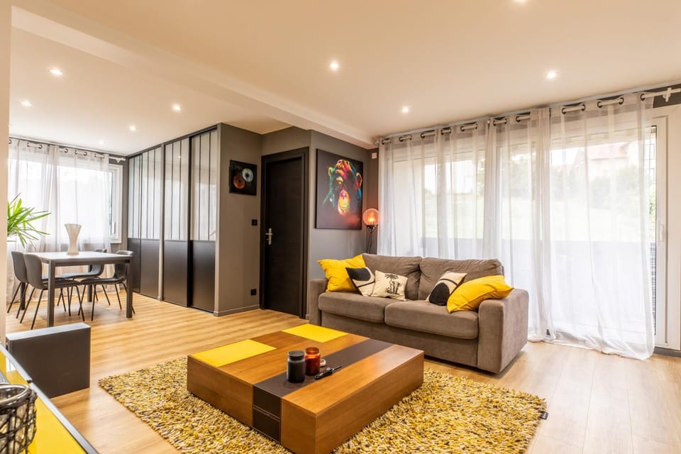 TV and multimedia, Living room, Seating area, Dining area