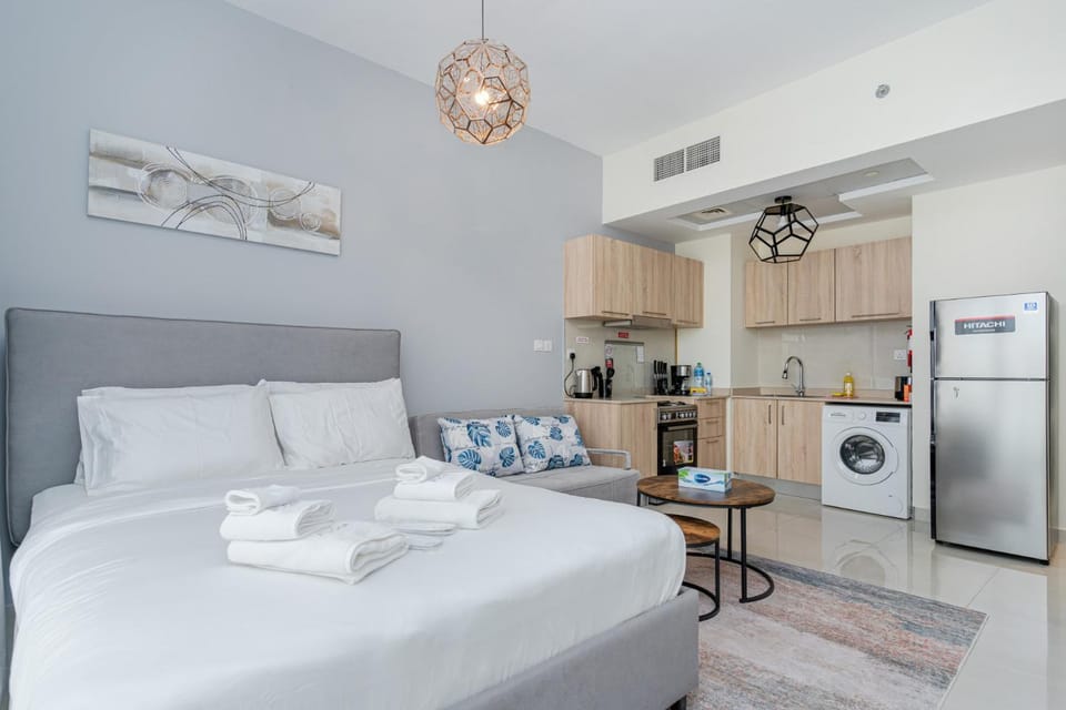 Bed, Photo of the whole room, Seating area, towels, air conditioner