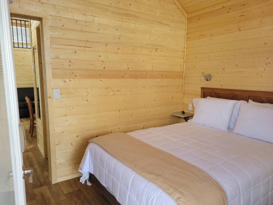 092 Grand Canyon Stargazer Tiny Home 20 Mins to South Rim - Sleeps 8 Chalet in Grand Canyon National Park