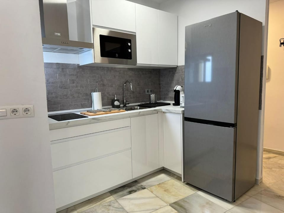 Kitchen or kitchenette, minibar, stove