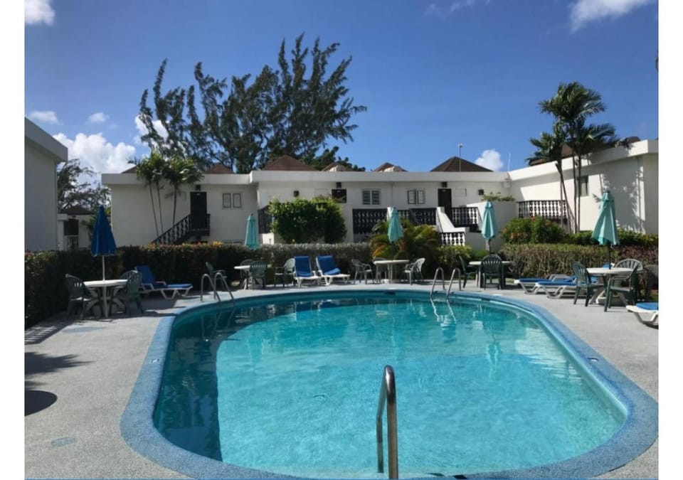 Property building, Pool view, Swimming pool, Swimming pool, sunbed