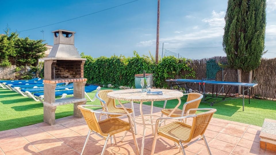 Property building, Balcony/Terrace, Living room